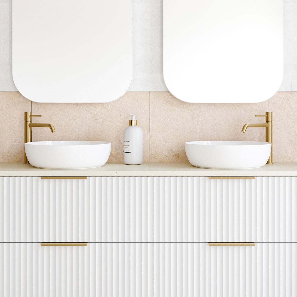 A lifestyle image of Timberline's Chase Basin 400mm White Gloss